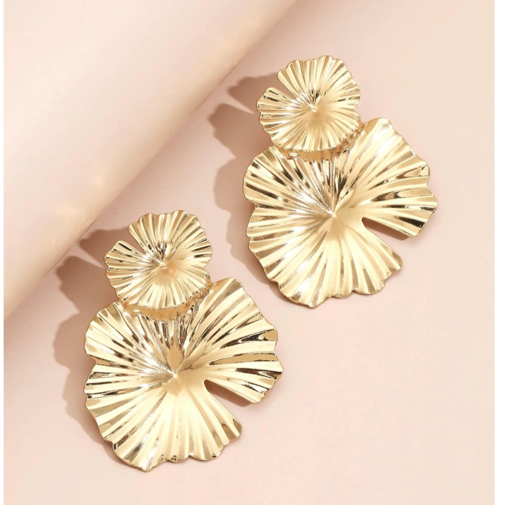 Large Gold Tone Fashion Earrings Floral Flower - Picture 2 of 3